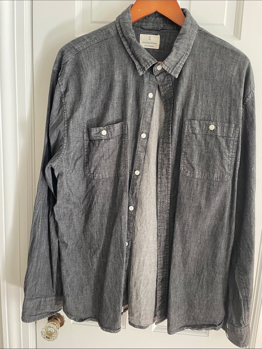 Casual Long-Sleeve Button-Down Shirt in Charcoal Gray